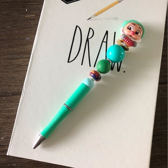 Disney Doorables: Snow White & The Seven Dwarfs: Bashful handmade beaded pen - Picture 2 of 3
